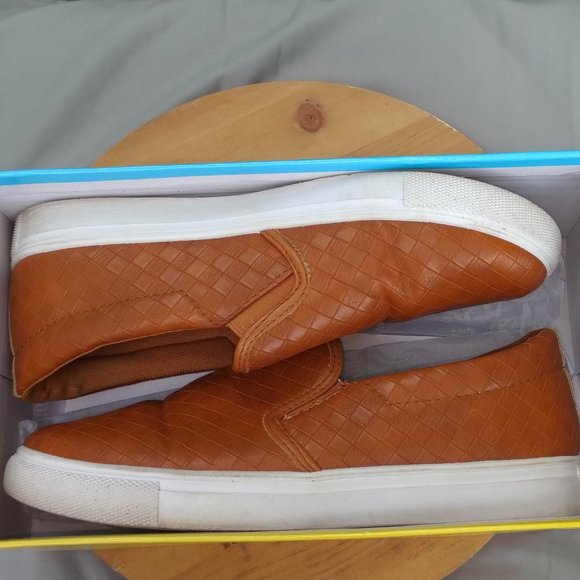 Pierre Dumas Weaved Whiskey Colored Slip On Sneakers Size 8 - Picture 2 of 9